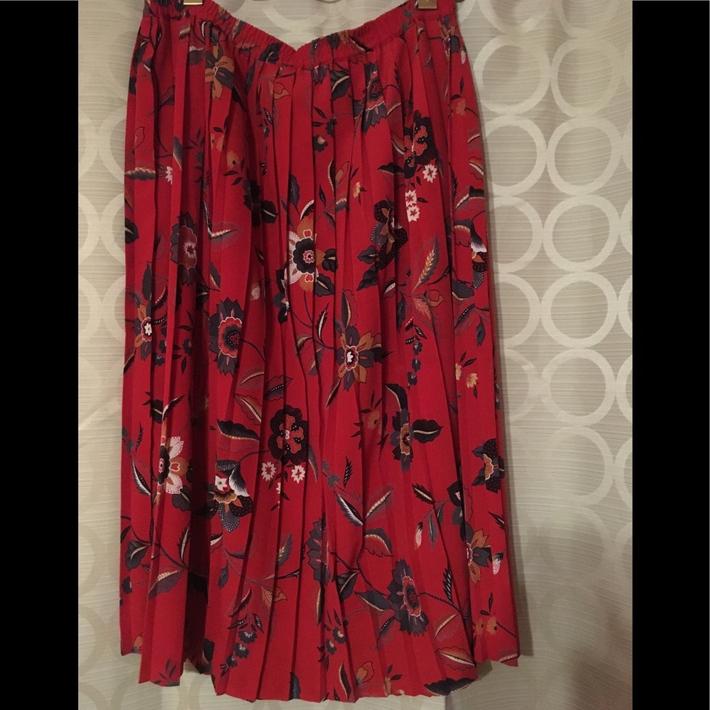 A Alfred Dunner red flower 🌹 pattern skirt